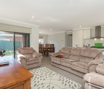 Family Home In Perfect Location! - Photo 3