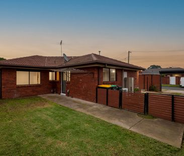 Spacious 3-Bedroom Home with Modern Features, Outdoor Entertaining,... - Photo 1