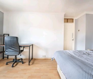 Studio Flat, Dee St, E14 - Photo 1