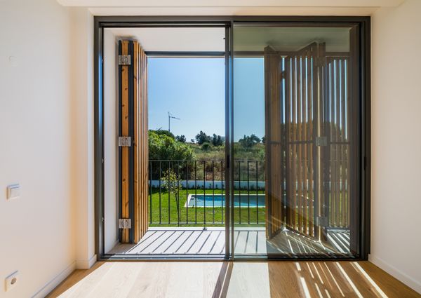 Moradia T6 de arquitetura moderna inserida no Golfe de Oeiras