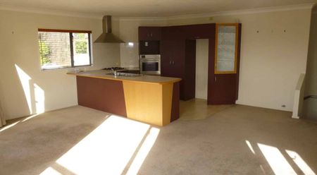 3 Bedrooms, 2 Bathrooms in City - Photo 3