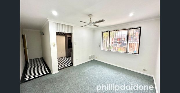 TOP FLOOR, 2 BEDROOM UNIT.... - Photo 1
