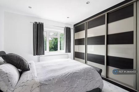 3 bedroom semi-detached house to rent - Photo 4