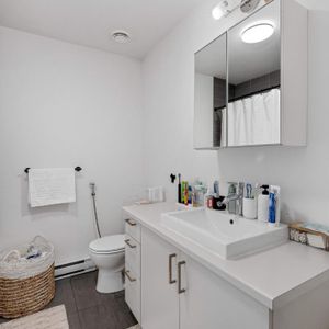 Superbe 4 1/2 très lumineux, situé dans un quartier familial avec un parc directement en face de l’immeuble. Stationnement inclus à l’arrière. - Photo 2