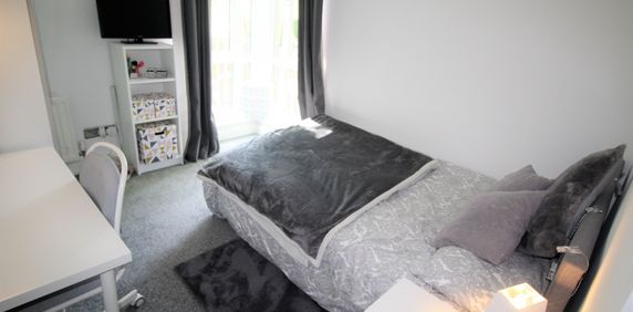 3 Bedroom Apartment - Photo 2