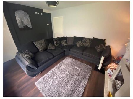 4 Bed Terraced House, Warton Avenue, NG3 - Photo 2