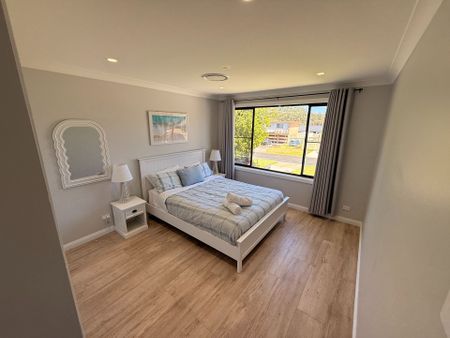 Holiday At Home - 4 Bedroom, 2 Bathroom, Expansive Deck & Water Views - Photo 4