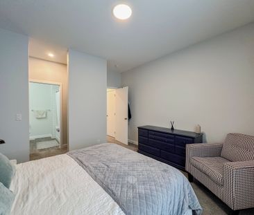 2 Bed + Den Townhome In Quarry Park With Garage & A/C - Photo 4