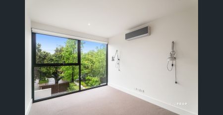 ELEGANT HAWTHORN LIVING IN A PREMIER LOCATION - Photo 4