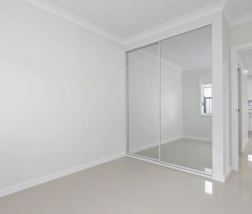 CENTRAL, PRIVATE LIVING - 2 BEDROOM GRANNY FLAT - Photo 1