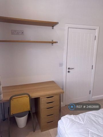 1 bedroom in a house share to rent - Photo 2