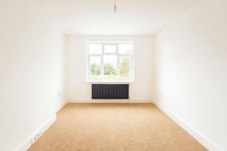 4 bedroom semi-detached house to rent - Photo 5