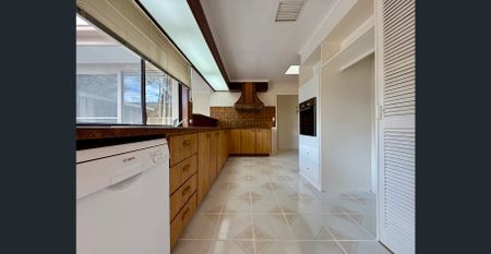 Spacious Family Living in Court Location - Photo 2