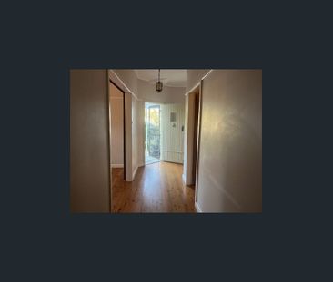 IDEALLY LOCATED FAMILY HOME CLOSE TO TRANSPORT AND SHOPS - Photo 3