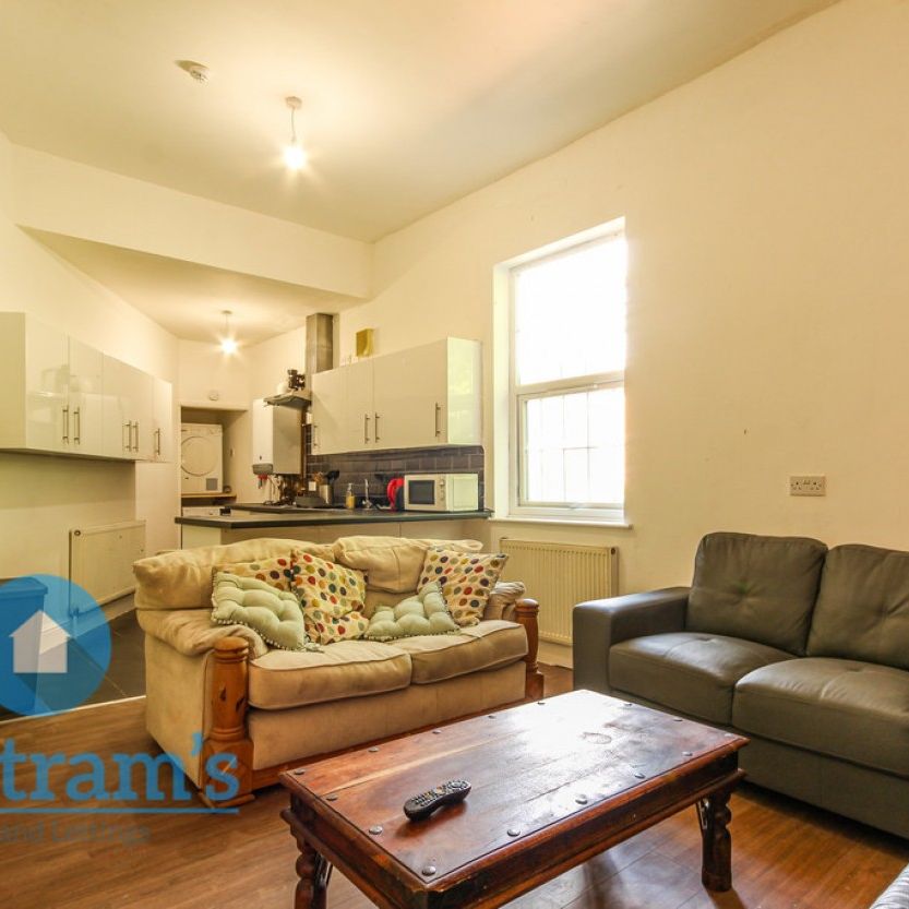 6 bed Flat for Rent - Photo 1