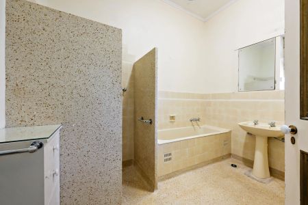 Character Bungalow in Prestigious Heathpool Locale - Photo 3