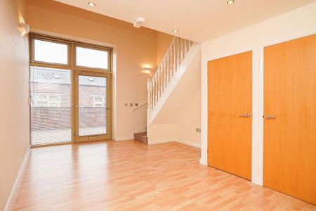 1 bedroom mews to rent - Photo 2
