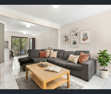 Secure, Modern Townhouse with air con in a Sought-After Complex - Photo 1