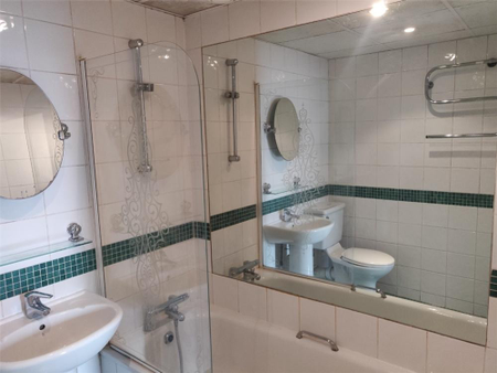 2 bedroom flat to rent - Photo 2