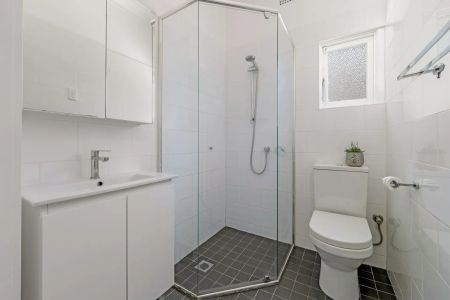 SPACIOUS THREE BEDROOM HOUSE! - Photo 4