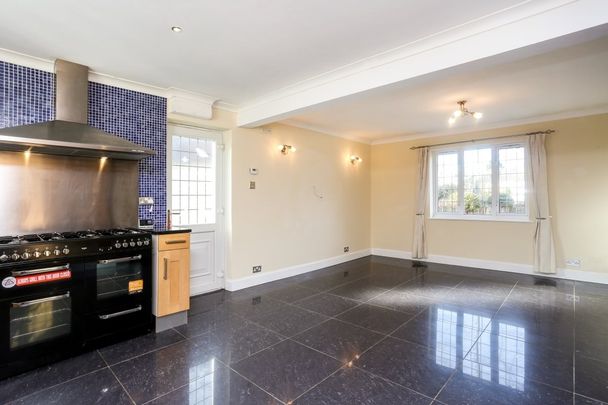 4 bedroom detached house to rent - Photo 1