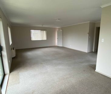 Modern Four-Bedroom Family Home! - Photo 5