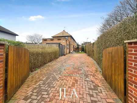 4 bed semi-detached house to rent in Loughborough Road, Leicester, LE4 - Photo 3