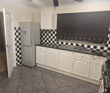 3 bedroom detached house to rent - Photo 2