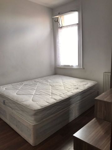 2 Bed Flat, High Road, IG1 - Photo 5