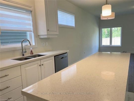 For Lease - 11 Beachwalk Crescent, Fort Erie, Ontario - Photo 1