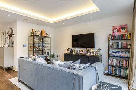 Stunning, three bedroom family townhouse superbly located in the heart of Fulham, a short walk from Fulham Broadway underground station and all local amenities. - Photo 2