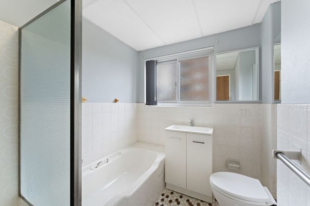 Charming 2-Bedroom Apartment with Lock-Up Garage in Prime Cronulla Location - Photo 1