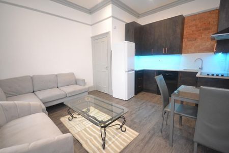 3 bedroom Flat To Let - Photo 2