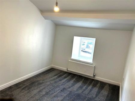Available now, Ouzelwell Hall Farm Cottage is a recently refurbished, two bedroomed semi-detached character cottage situated in a semi-rural location within the popular town of Dewsbury. - Photo 4