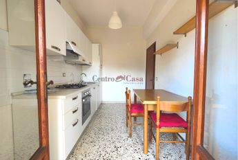 Appartamento con 2 camere, arredato.