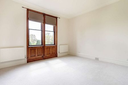 Spacious flat in magnificent Grade II* listed house. - Photo 3