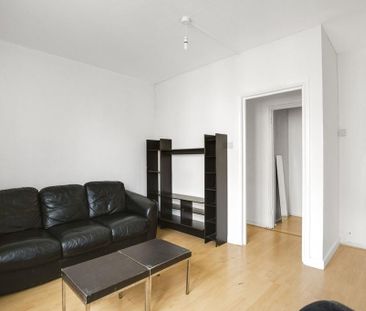 3 bedroom flat to rent - Photo 2