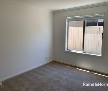 4 Bedroom Home with Large Yard - Photo 3