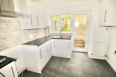 3 bedroom Three Bedroom House to rent - Photo 5