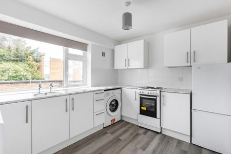 2 bedroom flat to rent - Photo 2