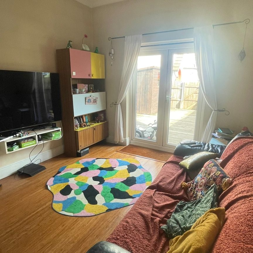 2 Bed Flat, Long Lane, N3 - Photo 1