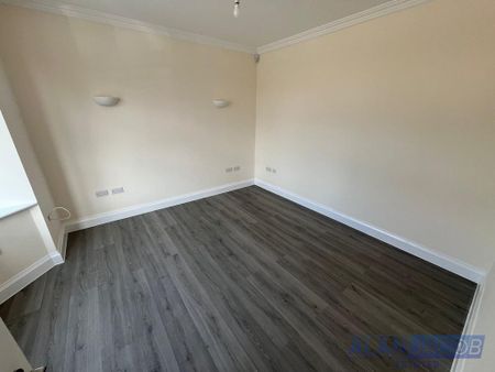 3 bedroom flat to rent - Photo 3