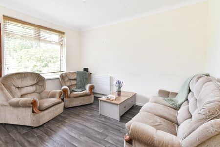 4 bedroom end of terrace house to rent - Photo 2