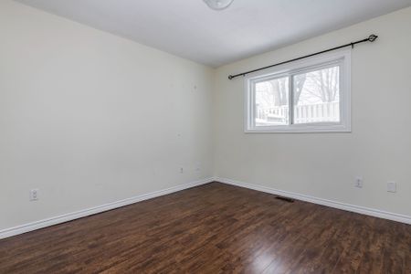 For Lease - 64 Copeman Crescent, Barrie, Ontario - Photo 4