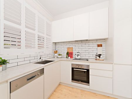 Stylish Contemporary Villa-Style Apartment - Photo 5