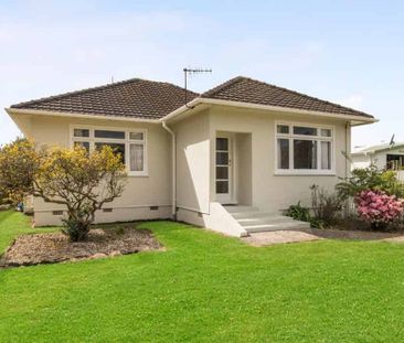 Cute and charming charecter home! - Photo 1