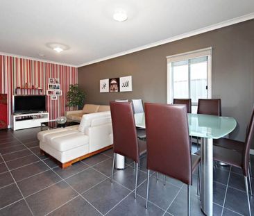 7 Derwent Close, Caroline Springs - Photo 4