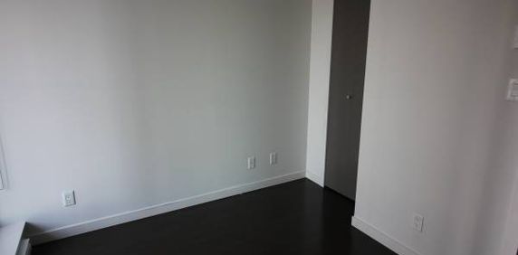 Beautiful 1 Bed, 1 Bath, Den, Balcony, Parking, In-Suite Laundry! - Photo 2