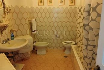 Ardeatina-Divino Amore: Quiet, charming rustic villa, big and well-curated garden, 3 beds, 1 study, 3 baths, living room, kitchen, with terraces , AC and parking space. Ref 2322