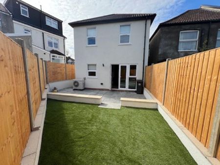 5 bedroom detached house to rent - Photo 2